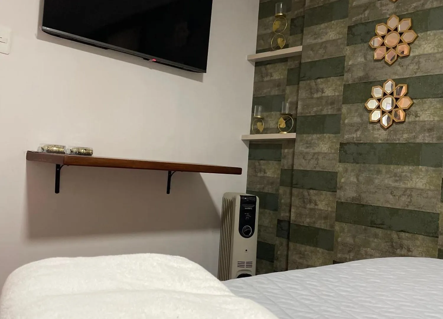 Leo Room Quito 0*,